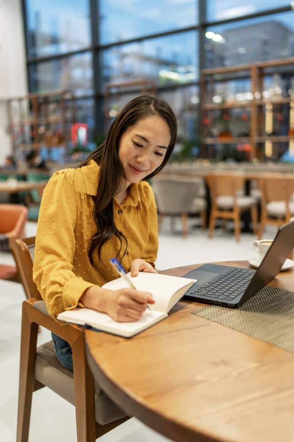 association professional comparing Higher Logic Thrive vs. Hivebrite